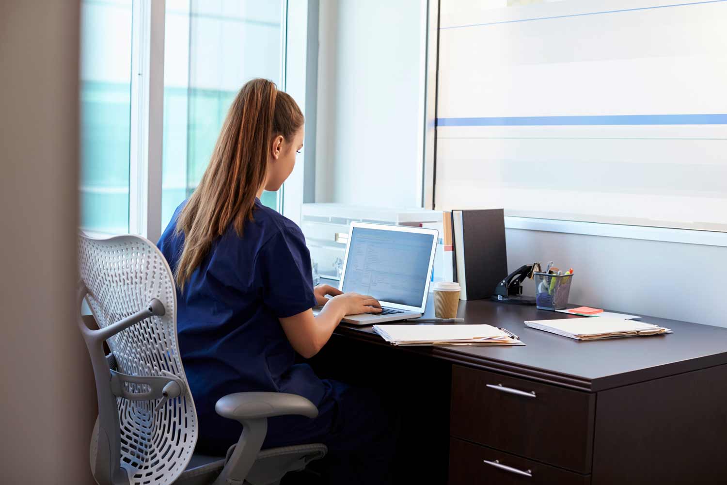 nurse searching for jobs.jpg